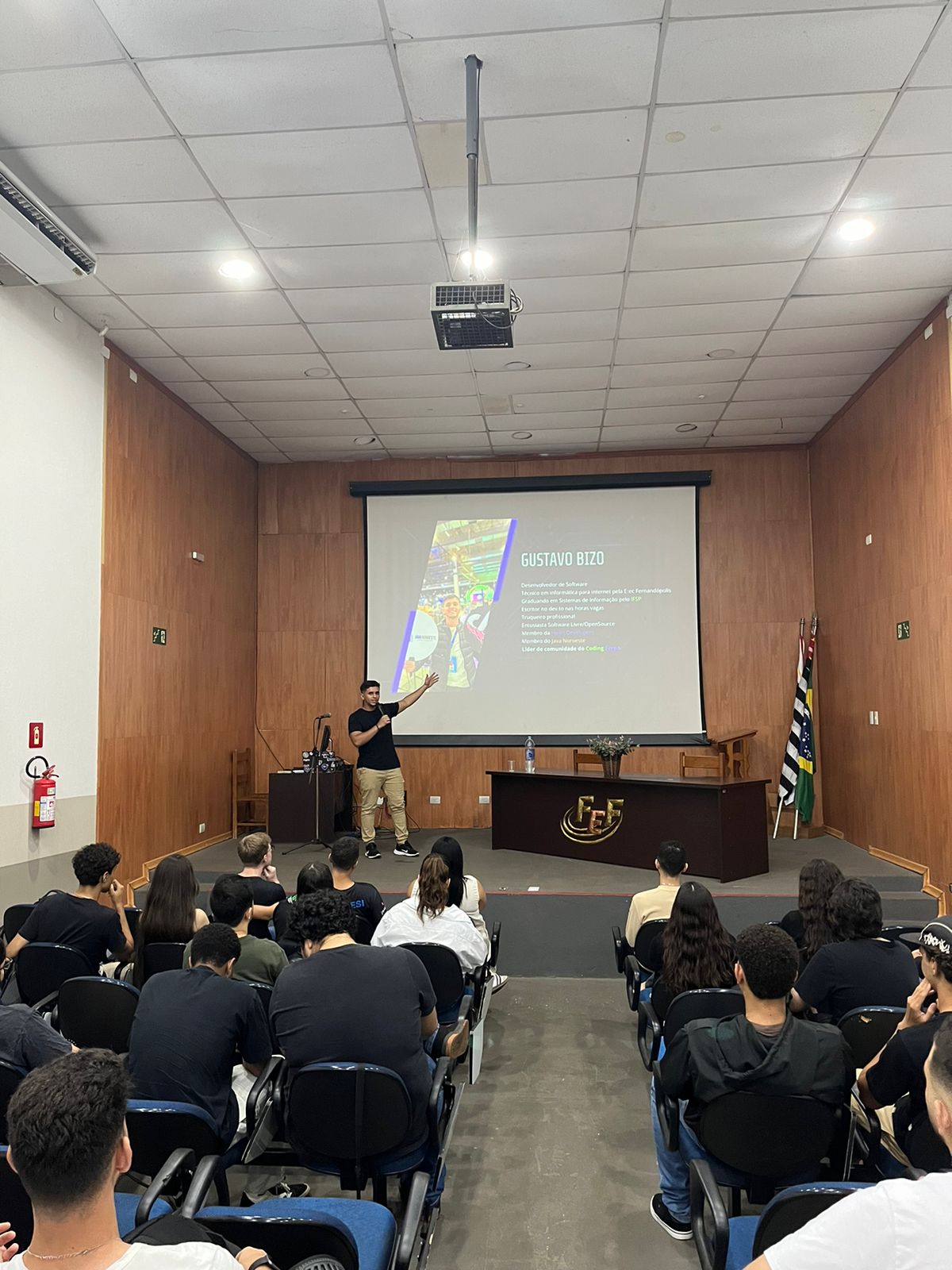 Membros da comunidade Coding Ferpa reunidos em um encontro